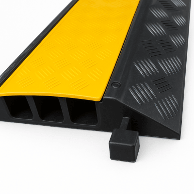 Protector de Cable de 3 Canales / Base de Goma y Tapa de Plástico / Tamaño del Canal 30x30mm / Capacidad de Carga 5 Toneladas / Longitud 90 cm / Ancho del Contorno 50 cm / Altura 4.5 cm / Color Amarillo-Negro / Material Hule