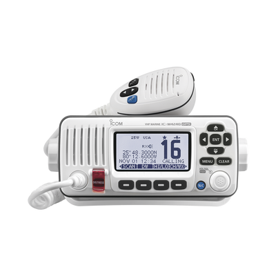 Radio Móvil Marino, color blanco, 25W, Tx:156.025-157.425MHz, Rx:156.050-163.275MHz, con GPS interconstruido, pantalla de matriz de puntos de fondo blanco, capacidad de llamada selectiva DSC, canales CAN,USA,INT incluye microfono, cable de alim..