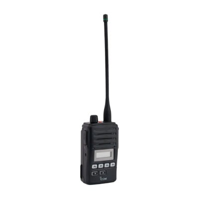 Radio portátil profesional de 4 Watts, rango de frecuencia de 400-470 MHz, 128 canales, inc:Amplificador BTL y señalización MDC1200. Grabador de voz y vibrador, Señalización MDC1200. Antena, batería, cargador.
