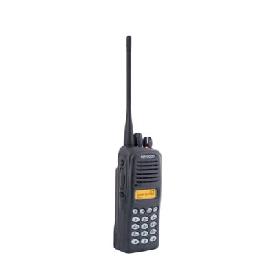 Radio analógico, 5 W, UHF 400-470 MHz, 512 canales, con pantalla, con DTMF. Requiere antena, batería y cargador.
