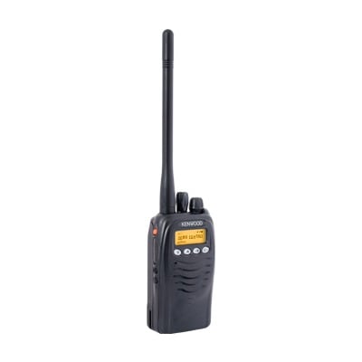 136-174 MHz, 5 W, 128 canales, GPS, botón de pánico. Incluye antena, batería, cargador y clip