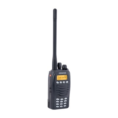 136-174 MHz, 5 W, 128 Canales, GPS, Botoón de Pánico. Incluye antena, batería cargador y clip.